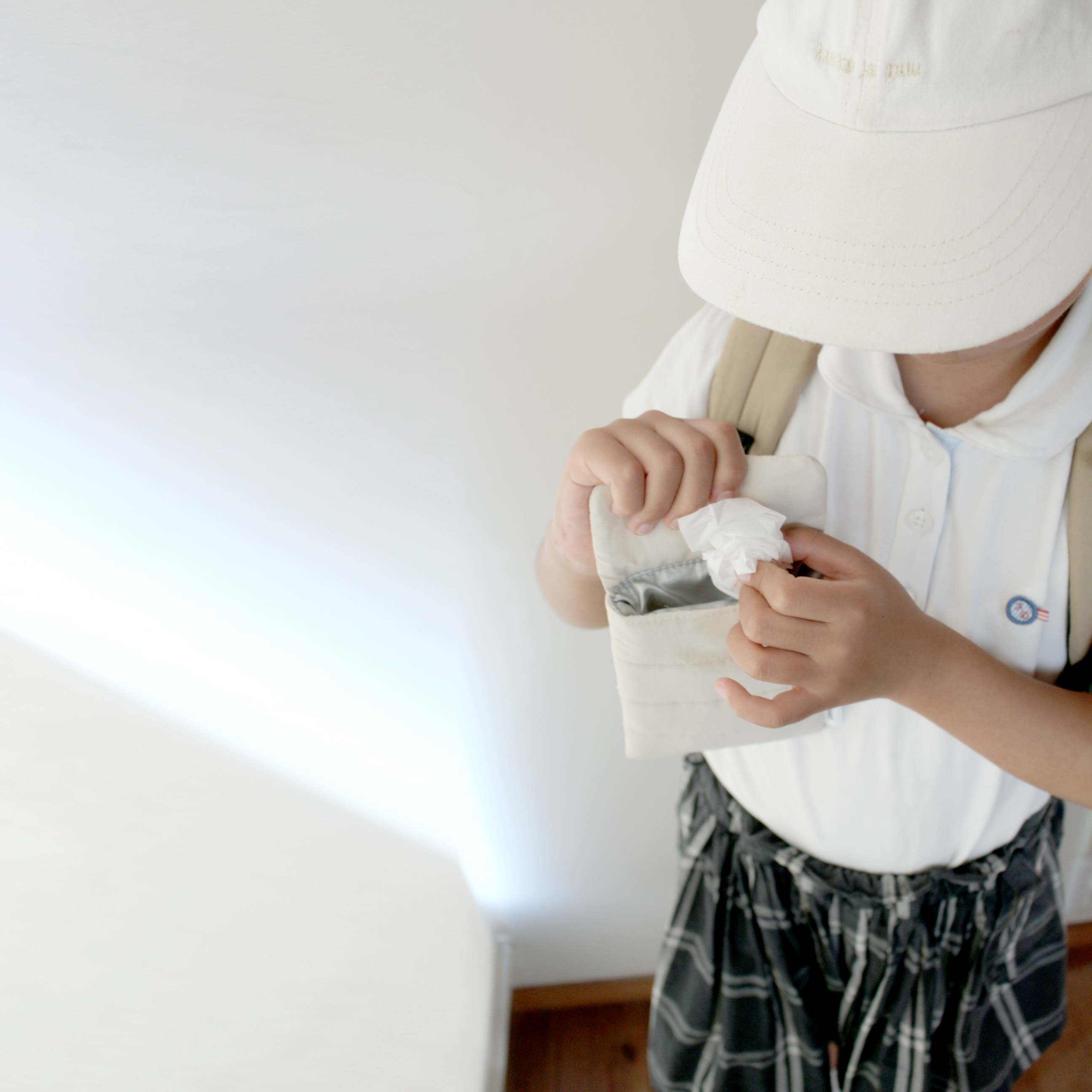 出先でのちょっとしたゴミを0秒回収！ポーチみたいな「わたし専用携帯ゴミ箱」