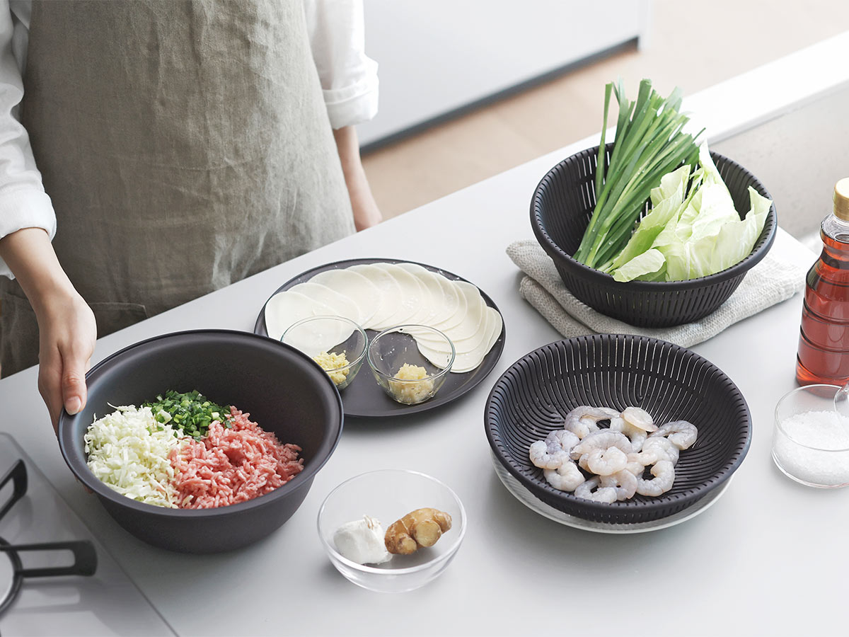 レンジで完結！なのにちゃんとごちそう。マーナ「ザルボウル」で作る、家族の簡単ごはん3品