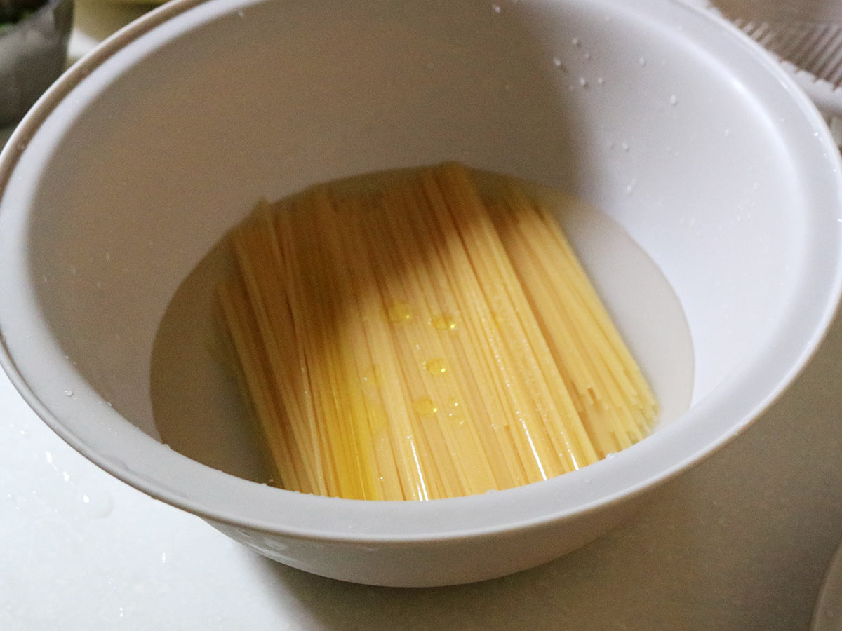レンジで完結!なのにちゃんとごちそう。マーナ「ザルボウル」で作る、家族の簡単ごはん3品