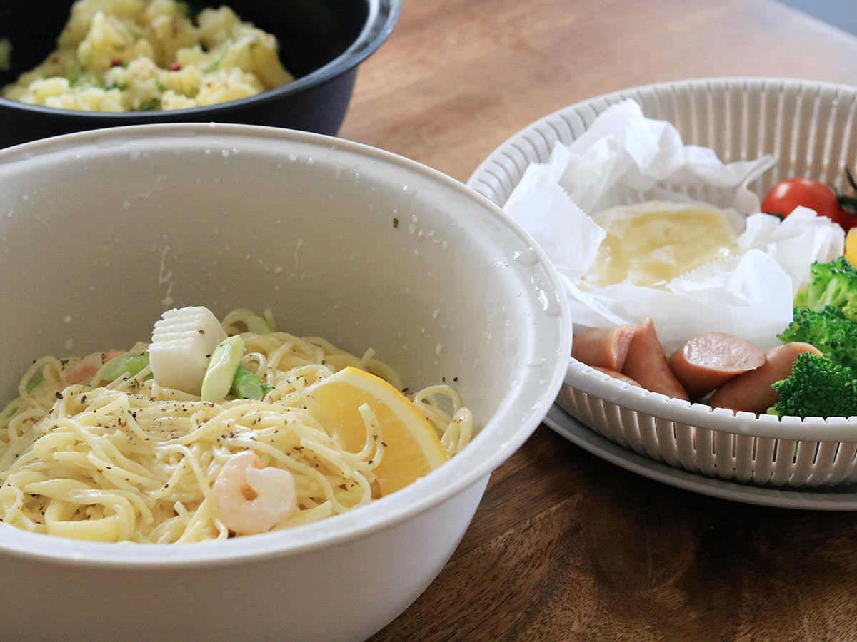 レンジで完結!なのにちゃんとごちそう。マーナ「ザルボウル」で作る、家族の簡単ごはん3品