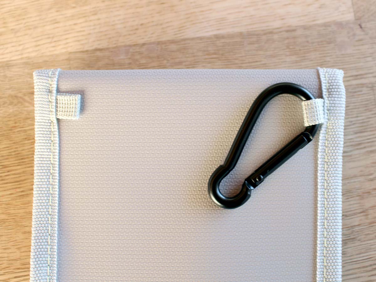 まるで小さなシェルター。バッテリーの「もしもの発火」に備える、耐火お守りポーチ