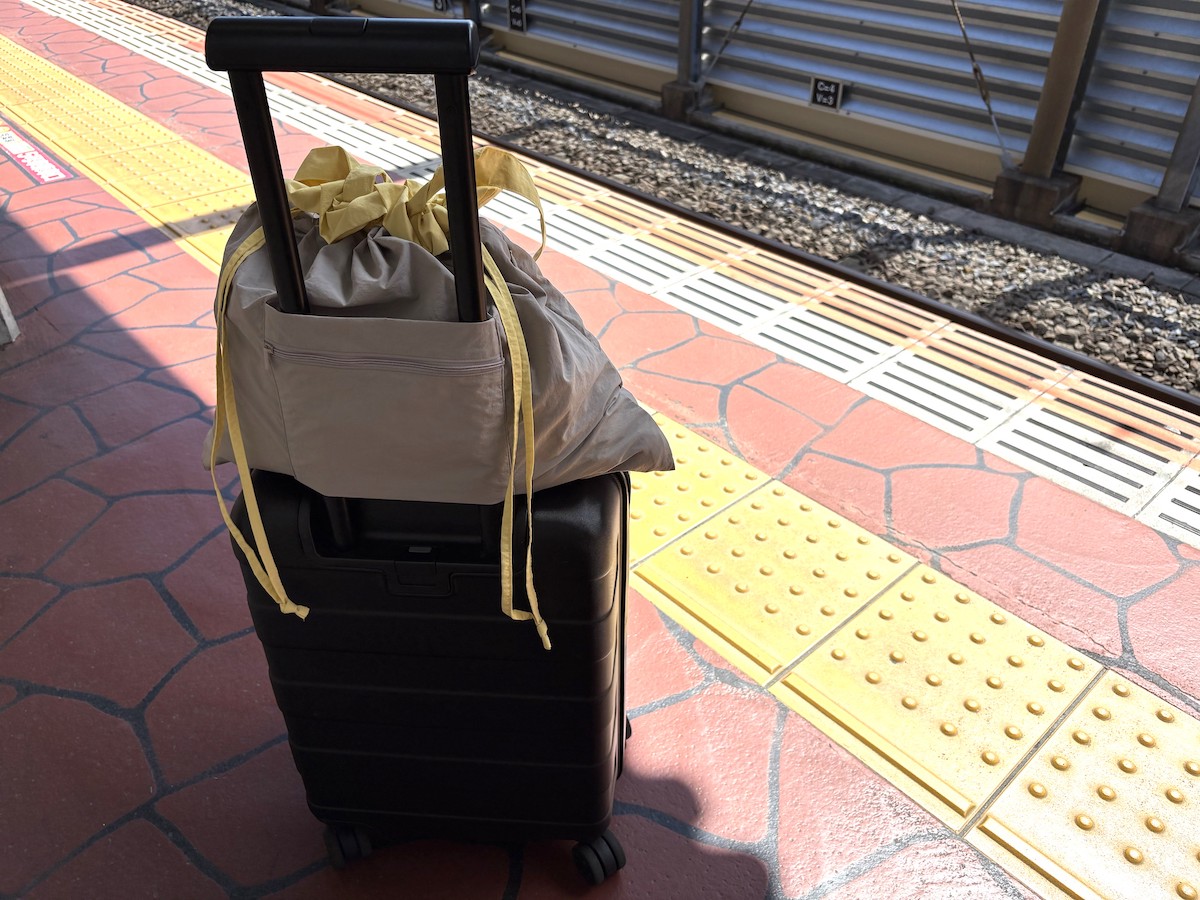 3タイプに進化した「巾着サブバッグ」旅行から日常まで、スタッフのリアルな使用シーン発表会！