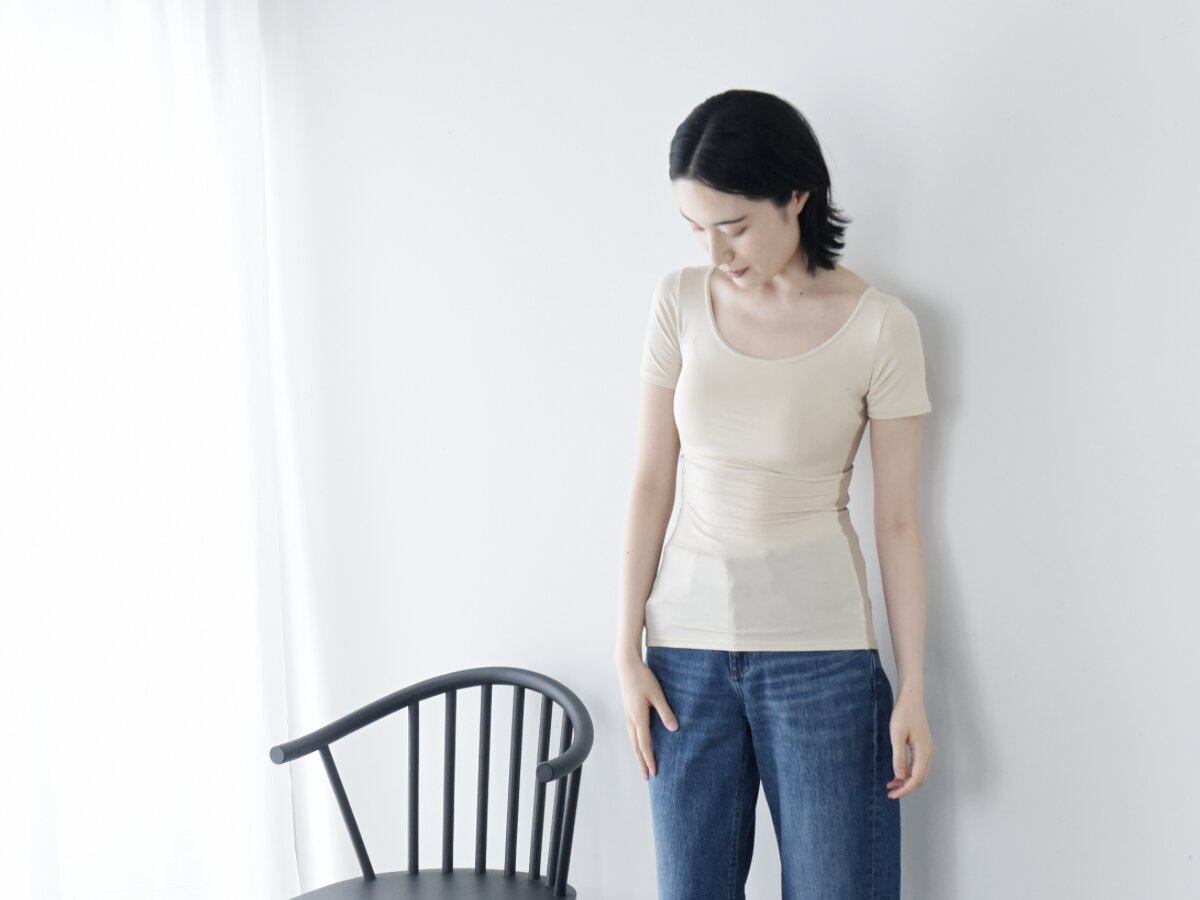 巻き肩・猫背のお悩みに。ムリせずととのう美姿勢インナーで「姿勢のクセ」をやさしく改善
