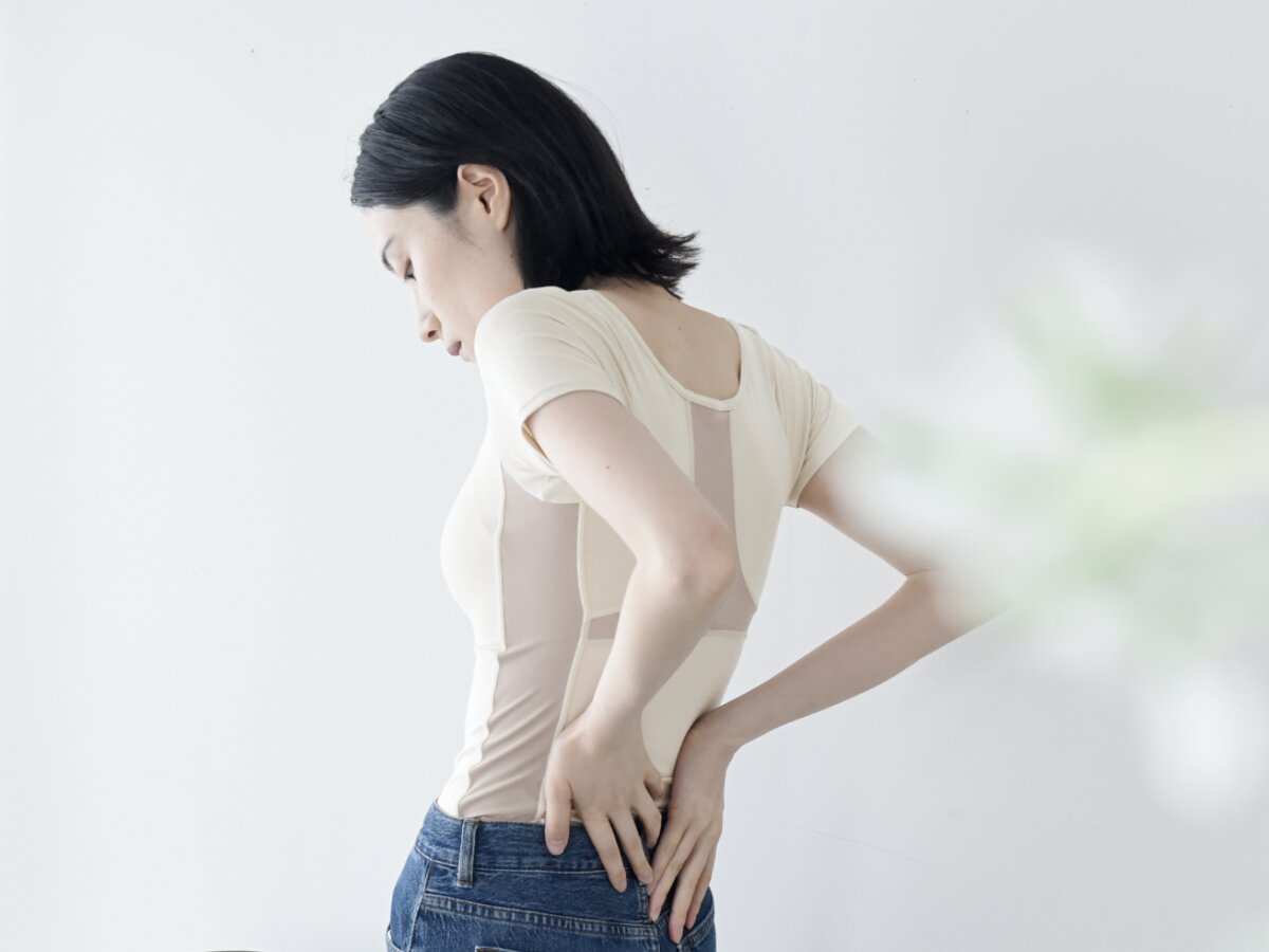 巻き肩・猫背のお悩みに。ムリせずととのう美姿勢インナーで「姿勢のクセ」をやさしく改善