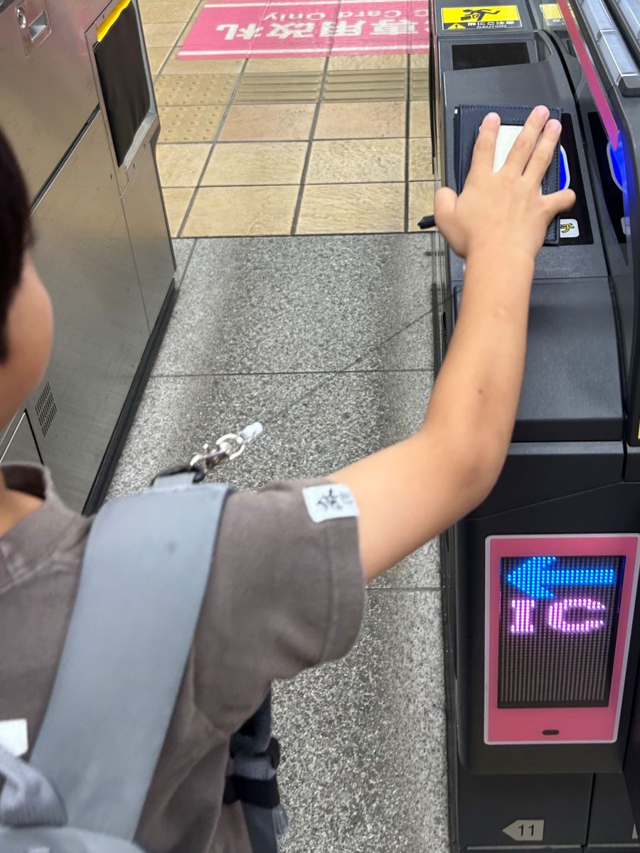 PASMOもお金もまとめて安心！小学1年生の自分管理をサポートする、「レザー調リール付きパスケース」