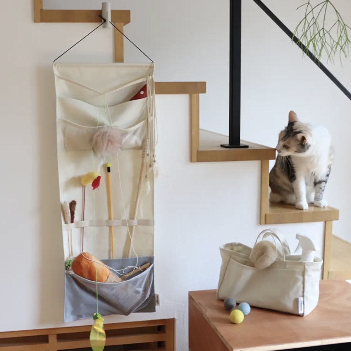 収納しずらい“猫じゃらし”のごちゃつきは専用収納で解決！愛猫家インスタグラマーさんの「おもちゃ」＆「ケアグッズ」収納術