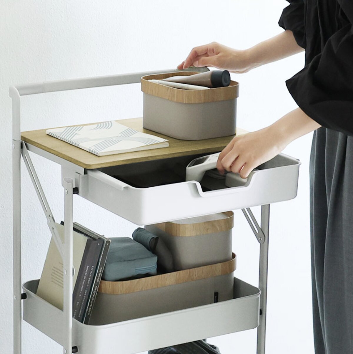 『ざっくり収納×ちょい置き作業台×小物も片付く』欲しい機能満載の引き出しつきワゴン、インスタグラマーさんはこう使う！