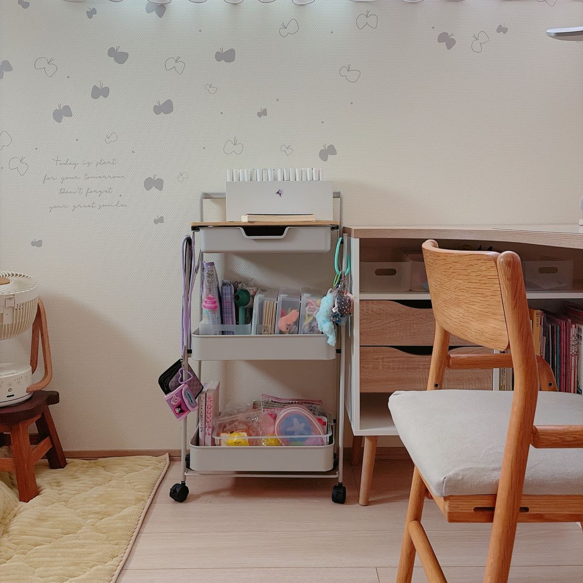 『ざっくり収納×ちょい置き作業台×小物も片付く』欲しい機能満載の引き出しつきワゴン、インスタグラマーさんはこう使う！
