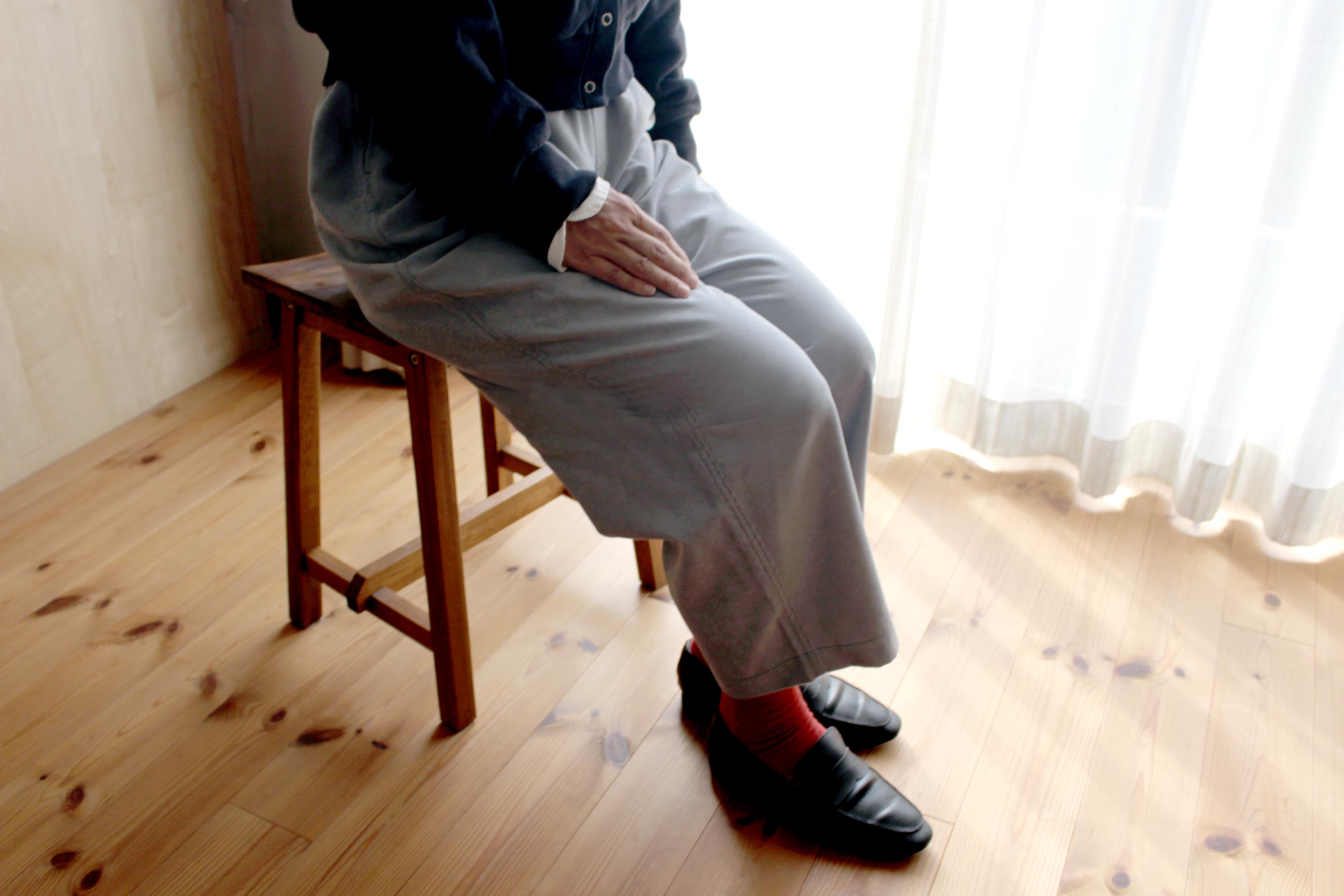 40代の冬パンツ有力候補。ゆるっと履けるのにキレイ見え、大人顔コクーンパンツ