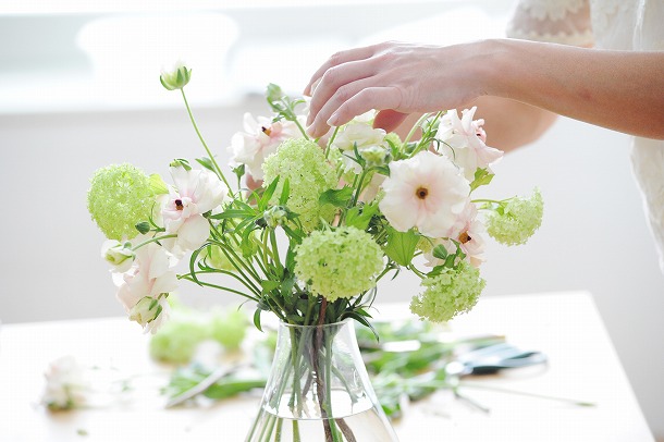 フラワーデザイナー石井千花さんに聞く お花のお手入れと飾り方のコツ 2 お花ってどう組み合わせればいいの アンジェ日々のコラム フラワーデザイナー石井千花さんに聞く お花のお手入れと飾り方のコツ 2 お花ってどう組み合わせればいいの アンジェ日々のコラム