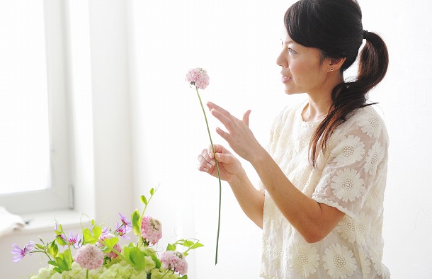 フラワーデザイナー石井千花さんに聞く お花のお手入れと飾り方のコツ 3 花器のタイプ別 飾り方のコツ アンジェ日々のコラム